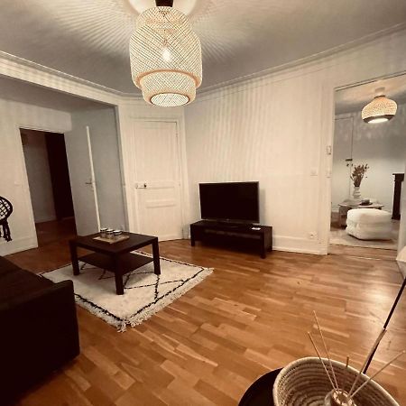 Chic Apartment On The Famous Shopping Rue Du Faubourg Saint-Honore Street Paris Bagian luar foto